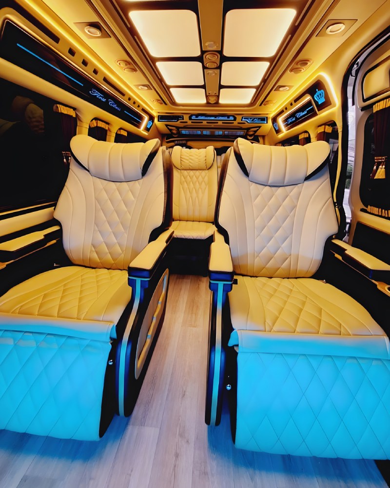 ภายในรถตู้ VIP ที่นั่งสบายสำหรับการเดินทางไกล