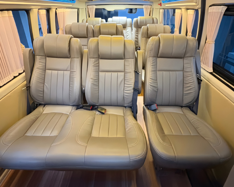 ห้องโดยสารรถตู้ VIP เดินทางไปสนามบินพร้อมกันทั้งคณะ